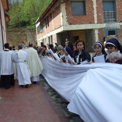 8 mai: Tomeşti: Sfinţirea bisericii "Fericitul Ieremia Valahul" şi consacrarea altarului