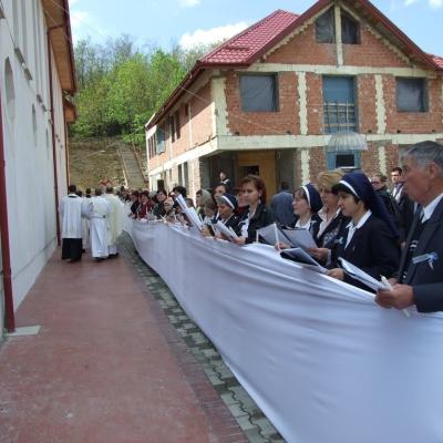 8 mai: Tomeşti: Sfinţirea bisericii "Fericitul Ieremia Valahul" şi consacrarea altarului