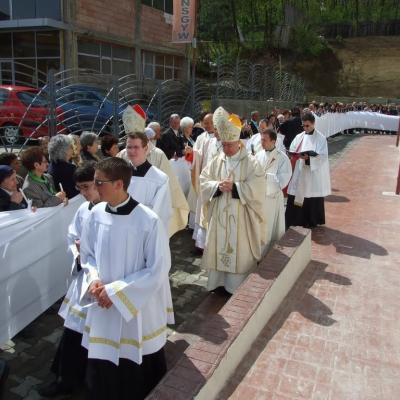 8 mai: Tomeşti: Sfinţirea bisericii "Fericitul Ieremia Valahul" şi consacrarea altarului