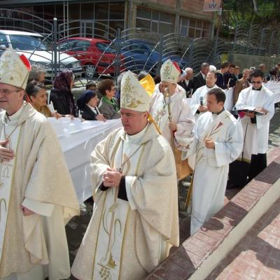 8 mai: Tomeşti: Sfinţirea bisericii "Fericitul Ieremia Valahul" şi consacrarea altarului