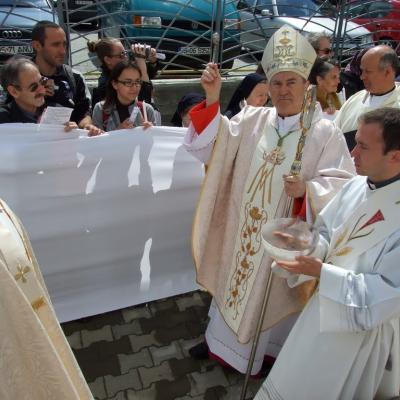8 mai: Tomeşti: Sfinţirea bisericii "Fericitul Ieremia Valahul" şi consacrarea altarului