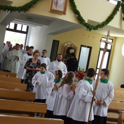 8 mai: Tomeşti: Sfinţirea bisericii "Fericitul Ieremia Valahul" şi consacrarea altarului