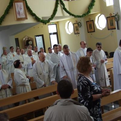 8 mai: Tomeşti: Sfinţirea bisericii "Fericitul Ieremia Valahul" şi consacrarea altarului