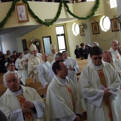 8 mai: Tomeşti: Sfinţirea bisericii "Fericitul Ieremia Valahul" şi consacrarea altarului