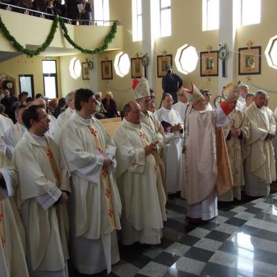 8 mai: Tomeşti: Sfinţirea bisericii "Fericitul Ieremia Valahul" şi consacrarea altarului