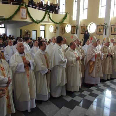 8 mai: Tomeşti: Sfinţirea bisericii "Fericitul Ieremia Valahul" şi consacrarea altarului