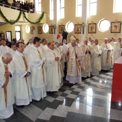 8 mai: Tomeşti: Sfinţirea bisericii "Fericitul Ieremia Valahul" şi consacrarea altarului