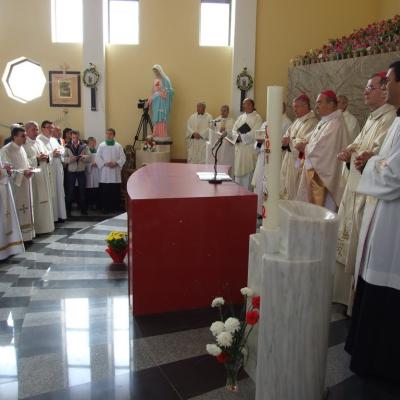 8 mai: Tomeşti: Sfinţirea bisericii "Fericitul Ieremia Valahul" şi consacrarea altarului