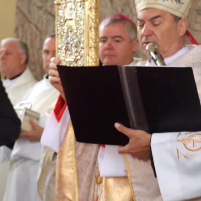 8 mai: Tomeşti: Sfinţirea bisericii "Fericitul Ieremia Valahul" şi consacrarea altarului