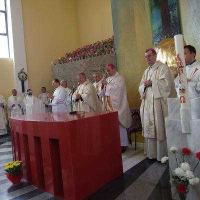 8 mai: Tomeşti: Sfinţirea bisericii "Fericitul Ieremia Valahul" şi consacrarea altarului