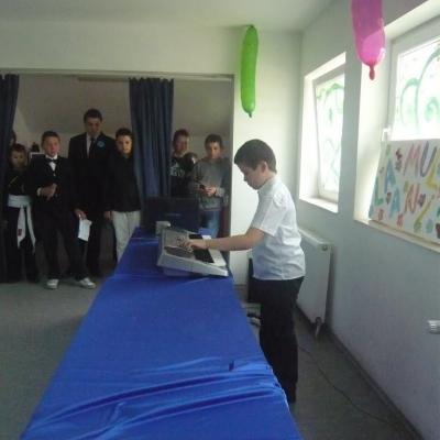 8 mai: Iaşi ("Sfânta Tereza"): Concursuri şi aniversare