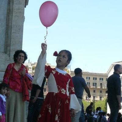 8 mai: Roma: Românii au "incendiat" Roma la cea de-a XX-a ediţie a "Sărbătorii popoarelor" - "Festa dei popoli"