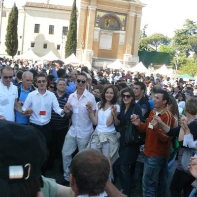 8 mai: Roma: Românii au "incendiat" Roma la cea de-a XX-a ediţie a "Sărbătorii popoarelor" - "Festa dei popoli"