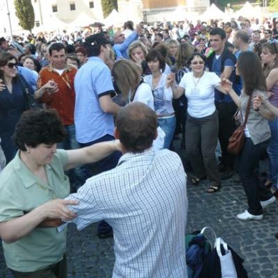 8 mai: Roma: Românii au "incendiat" Roma la cea de-a XX-a ediţie a "Sărbătorii popoarelor" - "Festa dei popoli"