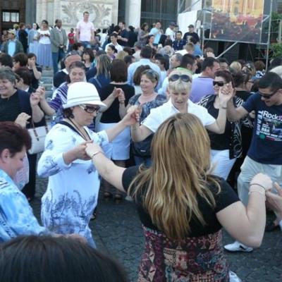8 mai: Roma: Românii au "incendiat" Roma la cea de-a XX-a ediţie a "Sărbătorii popoarelor" - "Festa dei popoli"