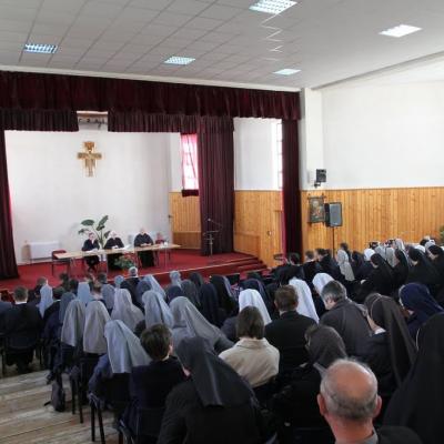 8 mai: Roman: Întâlnirea persoanelor consacrate