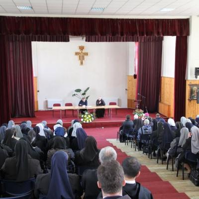 8 mai: Roman: Întâlnirea persoanelor consacrate