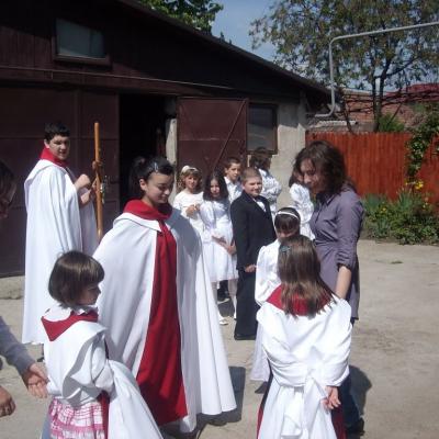 15 mai: Comăneşti: Prima sfântă Împărtăşanie