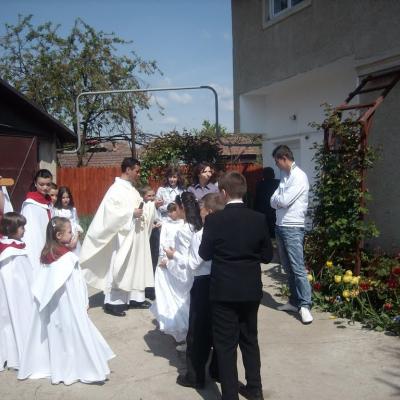 15 mai: Comăneşti: Prima sfântă Împărtăşanie