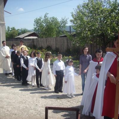 15 mai: Comăneşti: Prima sfântă Împărtăşanie