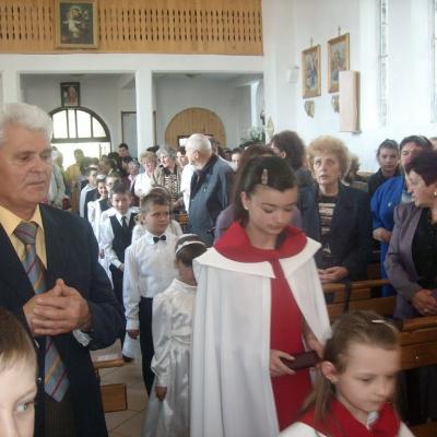 15 mai: Comăneşti: Prima sfântă Împărtăşanie