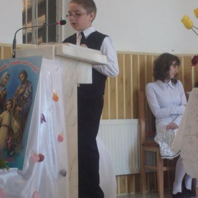 15 mai: Comăneşti: Prima sfântă Împărtăşanie