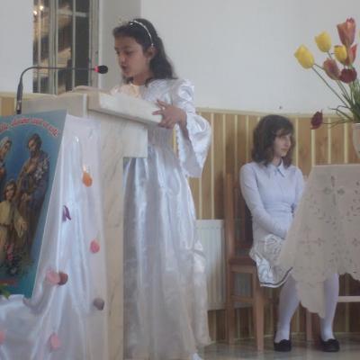 15 mai: Comăneşti: Prima sfântă Împărtăşanie