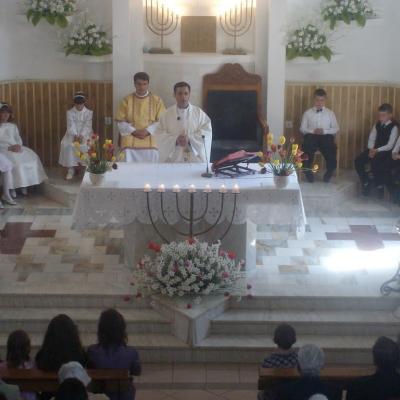 15 mai: Comăneşti: Prima sfântă Împărtăşanie
