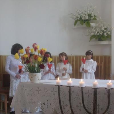 15 mai: Comăneşti: Prima sfântă Împărtăşanie