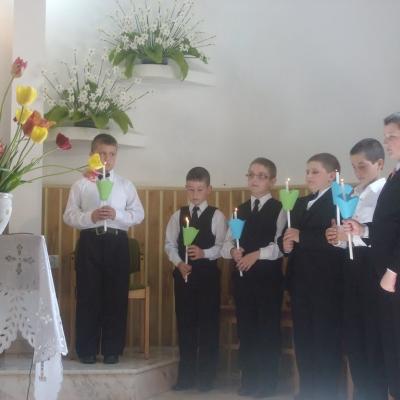 15 mai: Comăneşti: Prima sfântă Împărtăşanie