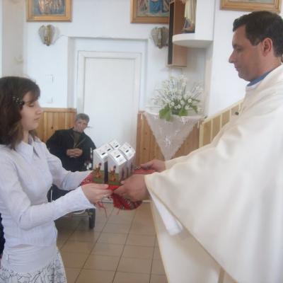 15 mai: Comăneşti: Prima sfântă Împărtăşanie