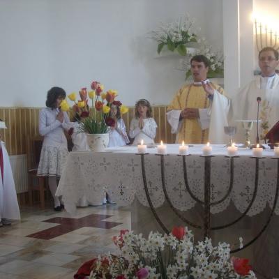 15 mai: Comăneşti: Prima sfântă Împărtăşanie