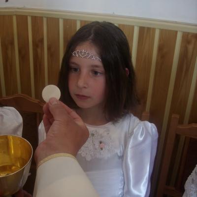 15 mai: Comăneşti: Prima sfântă Împărtăşanie