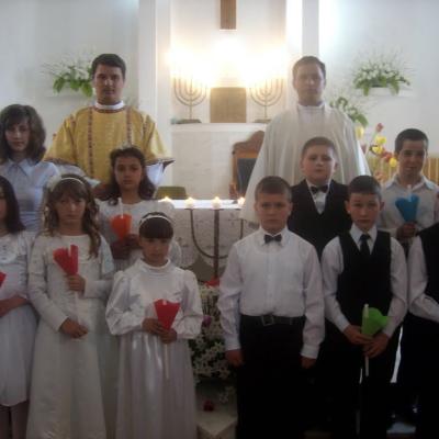 15 mai: Comăneşti: Prima sfântă Împărtăşanie