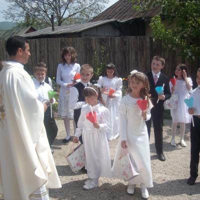 15 mai: Comăneşti: Prima sfântă Împărtăşanie