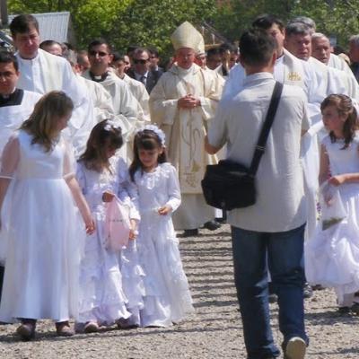 15 mai: Răcăciuni: Sfinţirea bisericii şi a centrului parohial. Foto: Ciprian Cojoc