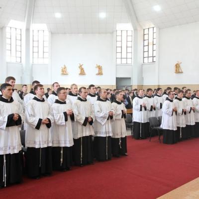 15 mai: Roman: Conferirea ministerelor minore ale lectoratului şi acolitatului