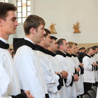 15 mai: Roman: Conferirea ministerelor minore ale lectoratului şi acolitatului