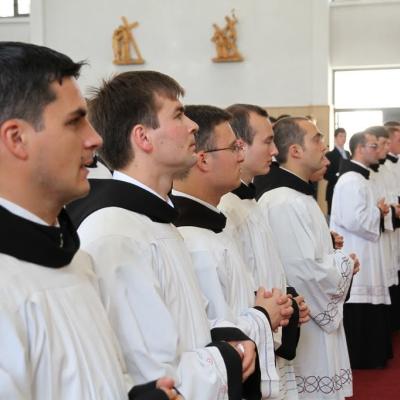 15 mai: Roman: Conferirea ministerelor minore ale lectoratului şi acolitatului
