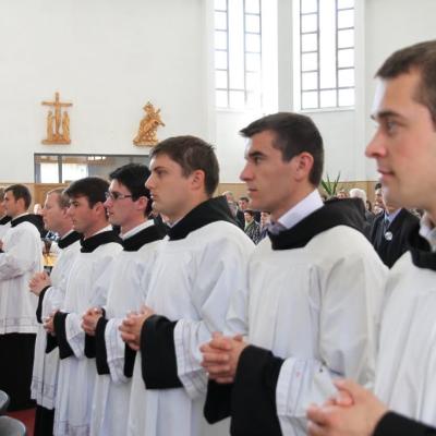 15 mai: Roman: Conferirea ministerelor minore ale lectoratului şi acolitatului