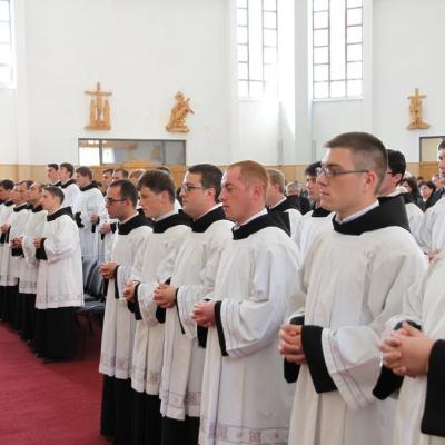 15 mai: Roman: Conferirea ministerelor minore ale lectoratului şi acolitatului