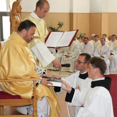 15 mai: Roman: Conferirea ministerelor minore ale lectoratului şi acolitatului