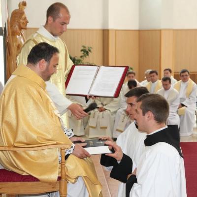 15 mai: Roman: Conferirea ministerelor minore ale lectoratului şi acolitatului