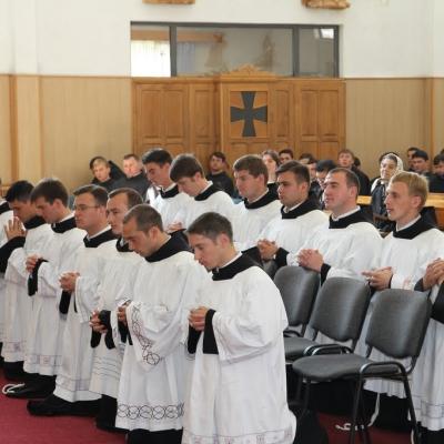 15 mai: Roman: Conferirea ministerelor minore ale lectoratului şi acolitatului