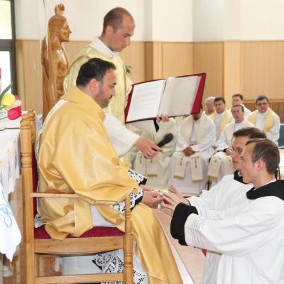 15 mai: Roman: Conferirea ministerelor minore ale lectoratului şi acolitatului