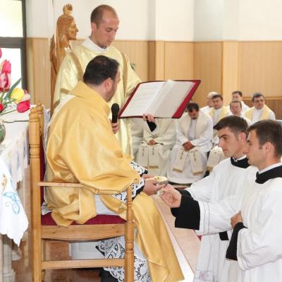 15 mai: Roman: Conferirea ministerelor minore ale lectoratului şi acolitatului