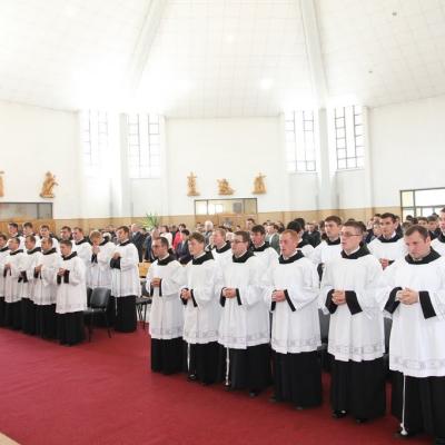 15 mai: Roman: Conferirea ministerelor minore ale lectoratului şi acolitatului