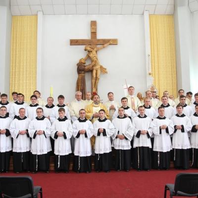 15 mai: Roman: Conferirea ministerelor minore ale lectoratului şi acolitatului