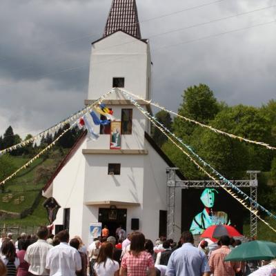 21 mai: Poiana Micului: Sfinţirea bisericii "Fericitul Ioan Paul al II-lea" şi consacrarea altarului (foto: Eduard Lucaci)