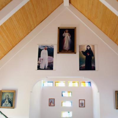 21 mai: Poiana Micului: Sfinţirea bisericii "Fericitul Ioan Paul al II-lea" şi consacrarea altarului (foto: Eduard Lucaci)